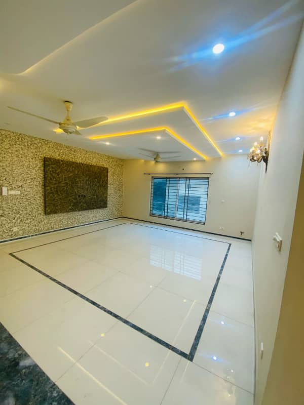1 KANAL DOUNBLE UNIT IN RABI CENTER PHASE 7 AVAIALBLE FOR RENT 0