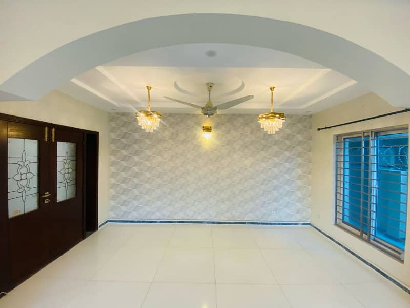 1 KANAL DOUNBLE UNIT IN RABI CENTER PHASE 7 AVAIALBLE FOR RENT 2