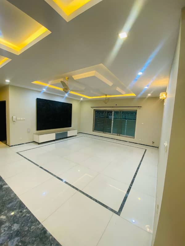 1 KANAL DOUNBLE UNIT IN RABI CENTER PHASE 7 AVAIALBLE FOR RENT 3