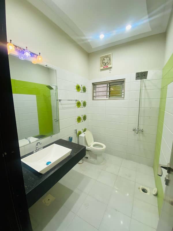 1 KANAL DOUNBLE UNIT IN RABI CENTER PHASE 7 AVAIALBLE FOR RENT 6