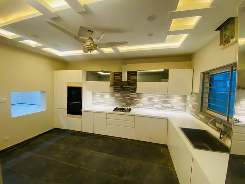1 KANAL DOUNBLE UNIT IN RABI CENTER PHASE 7 AVAIALBLE FOR RENT 7