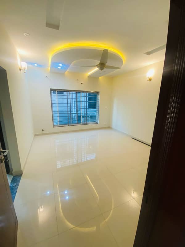 1 KANAL DOUNBLE UNIT IN RABI CENTER PHASE 7 AVAIALBLE FOR RENT 9