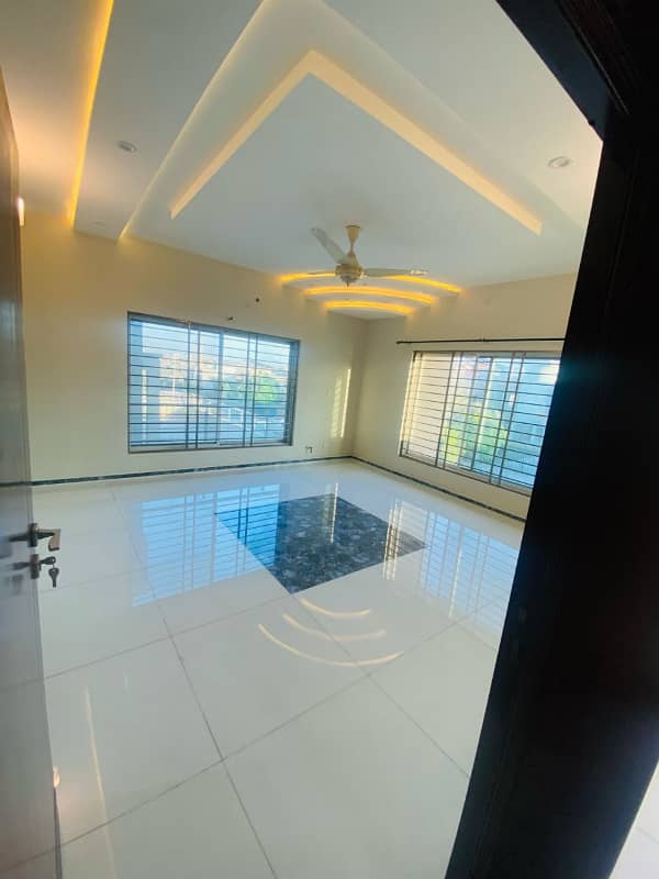 1 KANAL DOUNBLE UNIT IN RABI CENTER PHASE 7 AVAIALBLE FOR RENT 11