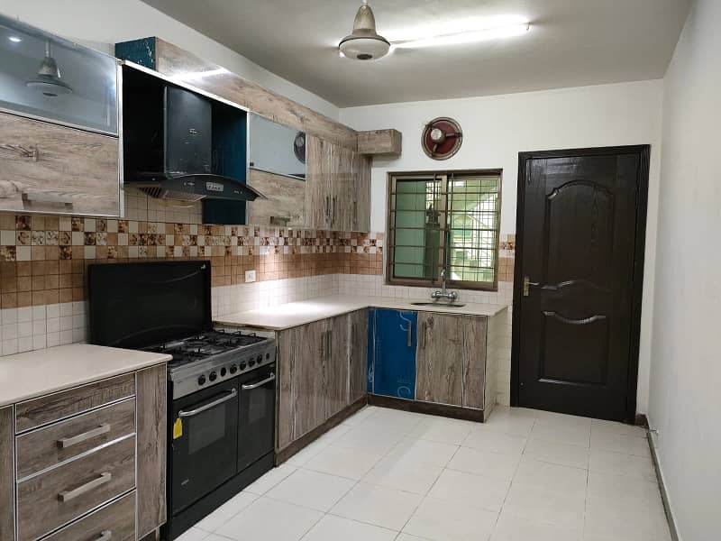 12 Marla 4 Bed Flat On 4th Floor Available For Rent In Askari-11, Lahore 6