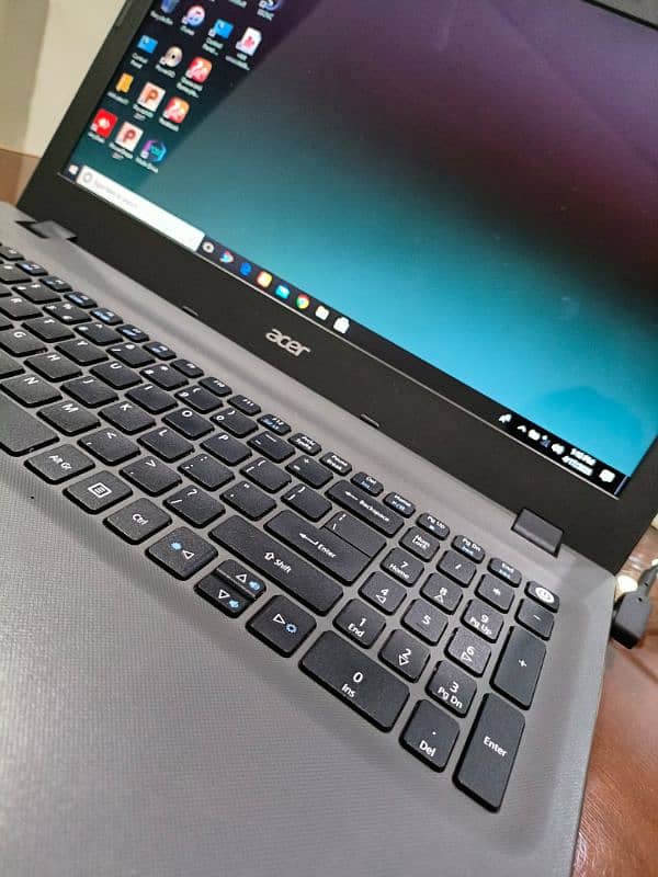 Acer E5-522 in new condition 0