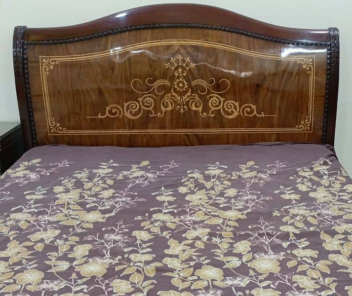 New bed set for sale. used only 2 months. 0