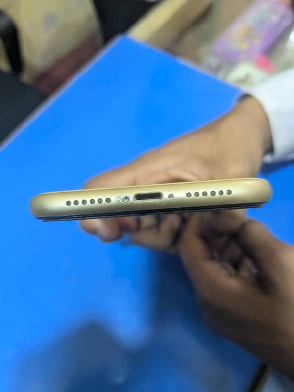 IPHONE XR 4