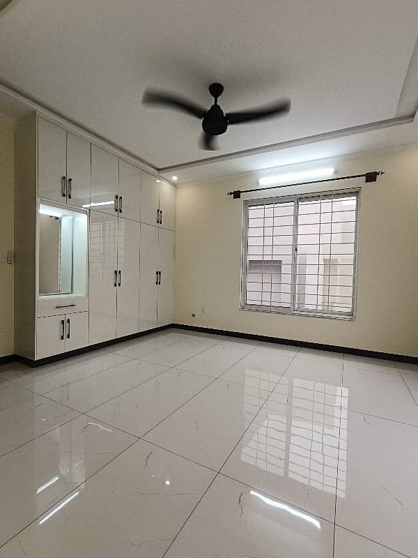 10 Marla Brand New Designer House Available For Rent 14