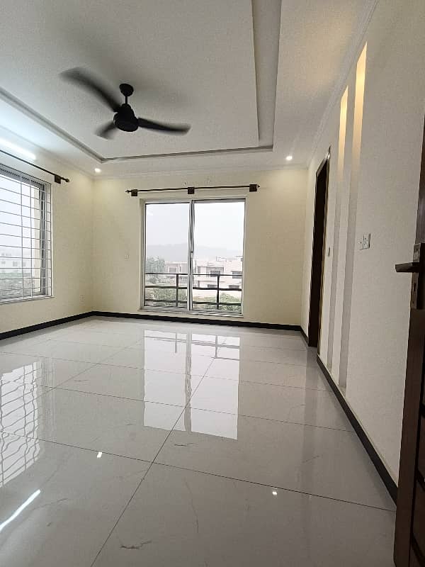 10 Marla Brand New Designer House Available For Rent 27