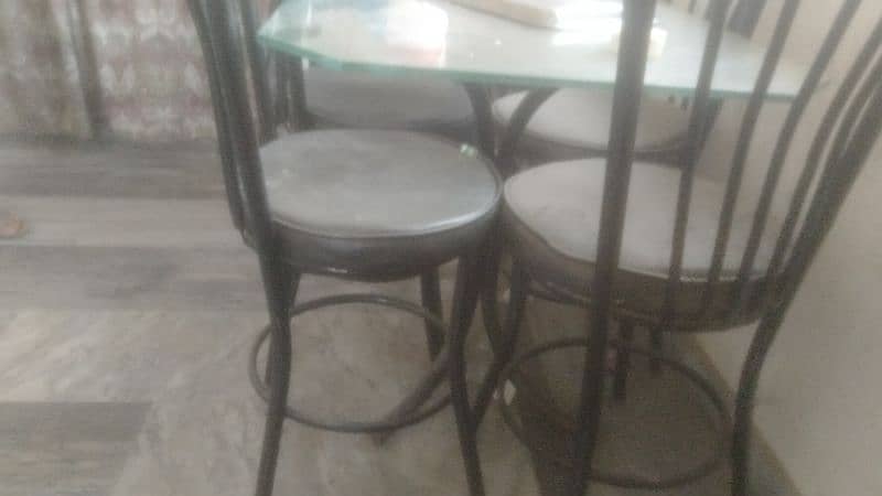 daining table and chairs 0