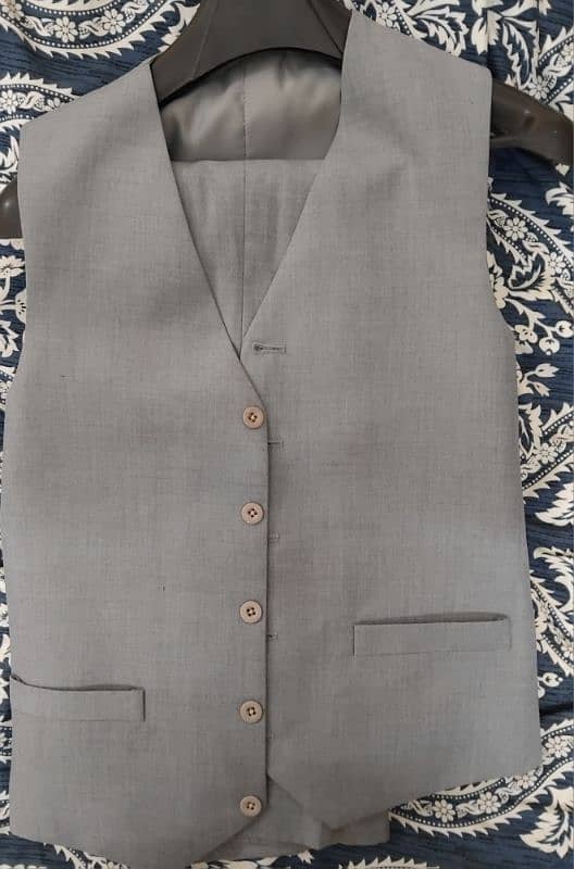 3 piece suit in new condition 1