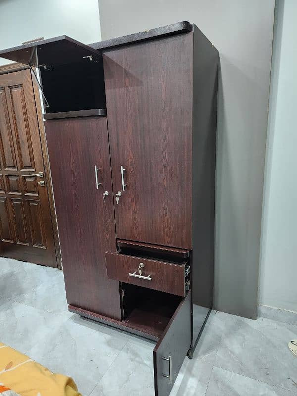 Solid Wooden Wardrobe with Locks & Drawers – Good Condition 1