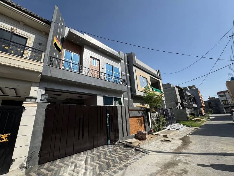 Prime Location 5 Marla House In Bismillah Housing Scheme - Hussain Block Is Available 1