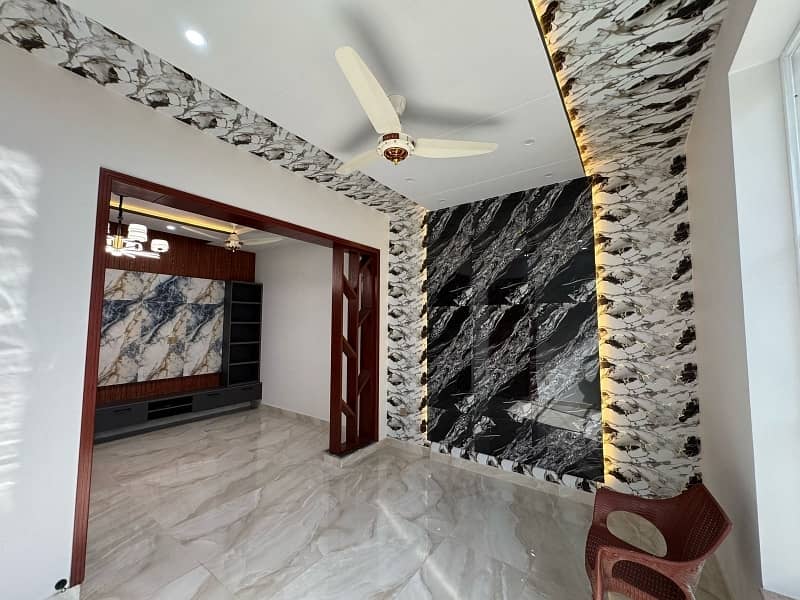 Prime Location 5 Marla House In Bismillah Housing Scheme - Hussain Block Is Available 4