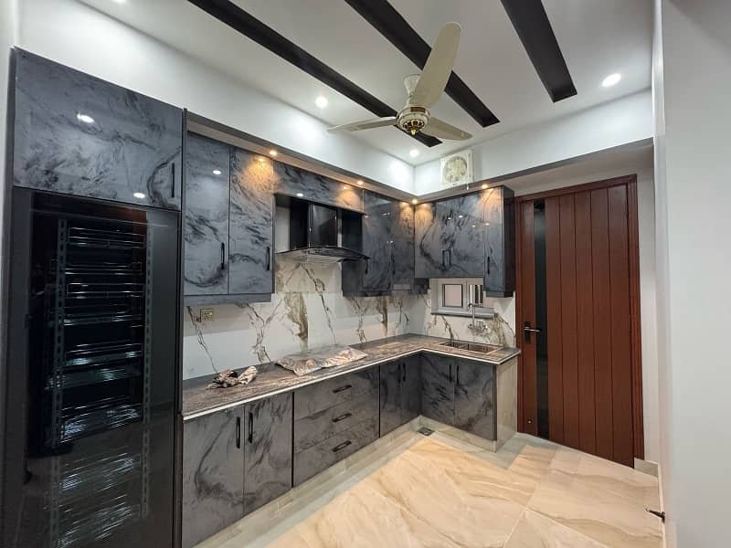 Prime Location 5 Marla House In Bismillah Housing Scheme - Hussain Block Is Available 6