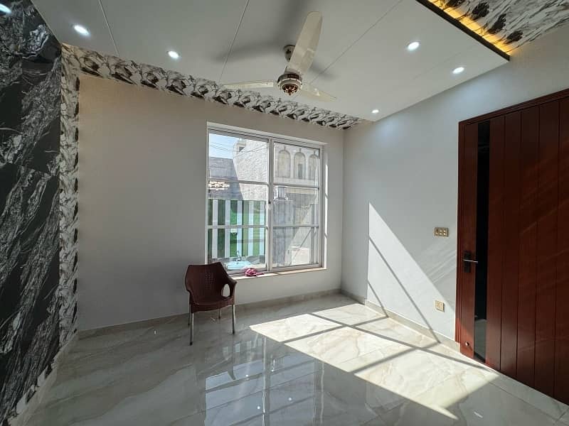 Prime Location 5 Marla House In Bismillah Housing Scheme - Hussain Block Is Available 8