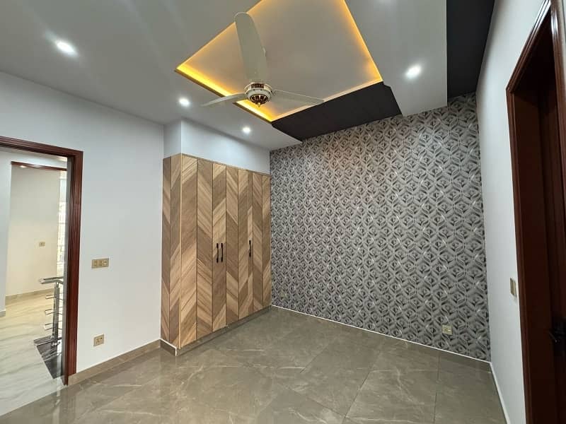 Prime Location 5 Marla House In Bismillah Housing Scheme - Hussain Block Is Available 13