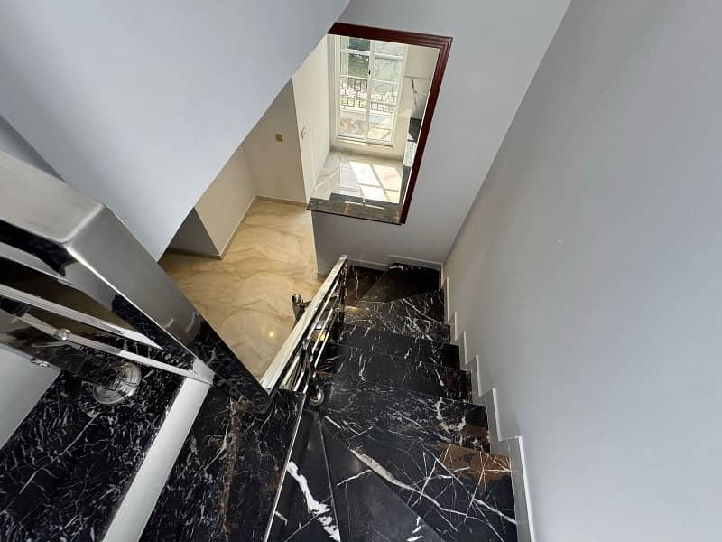 Prime Location 5 Marla House In Bismillah Housing Scheme - Hussain Block Is Available 21