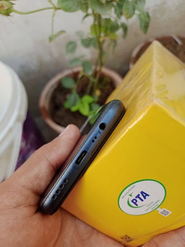 C25 4/128 with box and charger. . . sealed100% 1