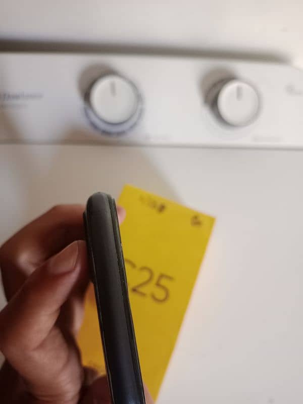 C25 4/128 with box and charger. . . sealed100% 4