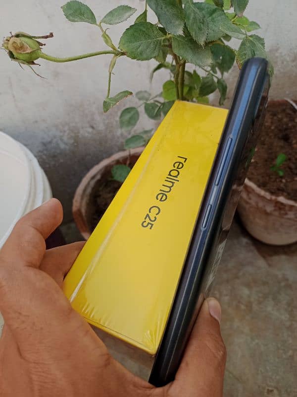 C25 4/128 with box and charger. . . sealed100% 5