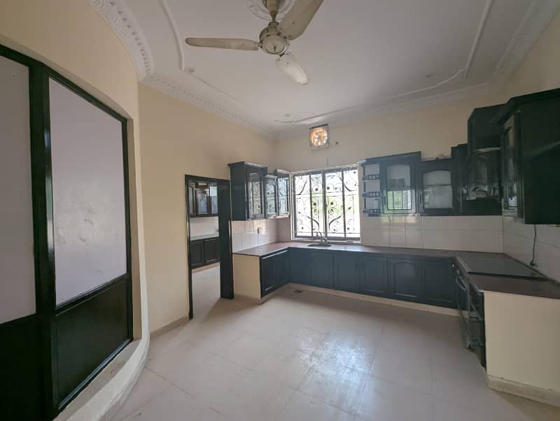2 KANAL BEAUTIFUL HOUSE AVAILABLE FOR RENT IN NFC 2 2