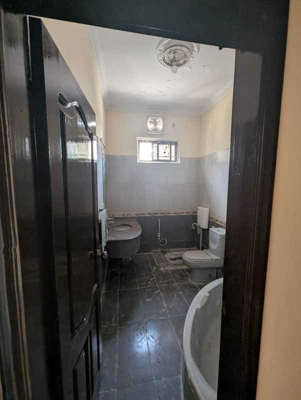 2 KANAL BEAUTIFUL HOUSE AVAILABLE FOR RENT IN NFC 2 3