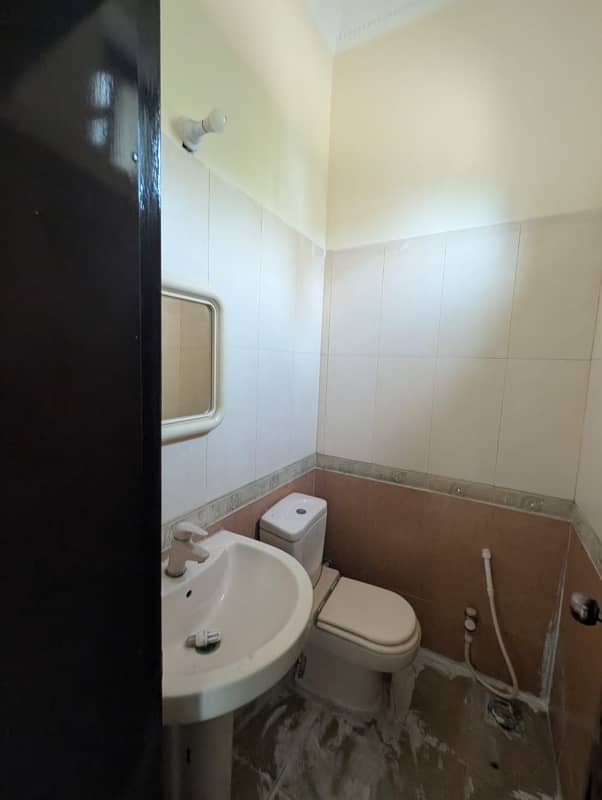 2 KANAL BEAUTIFUL HOUSE AVAILABLE FOR RENT IN NFC 2 5