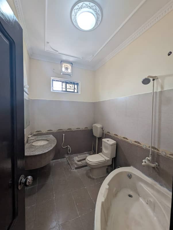 2 KANAL BEAUTIFUL HOUSE AVAILABLE FOR RENT IN NFC 2 15