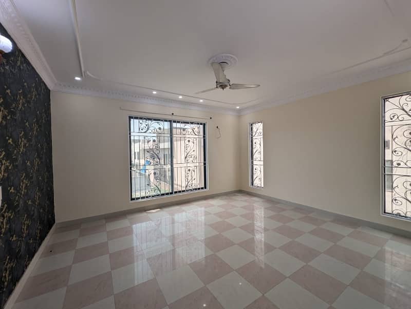 2 KANAL BEAUTIFUL HOUSE AVAILABLE FOR RENT IN NFC 2 22