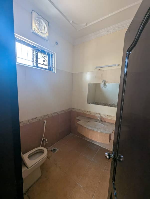 2 KANAL BEAUTIFUL HOUSE AVAILABLE FOR RENT IN NFC 2 23