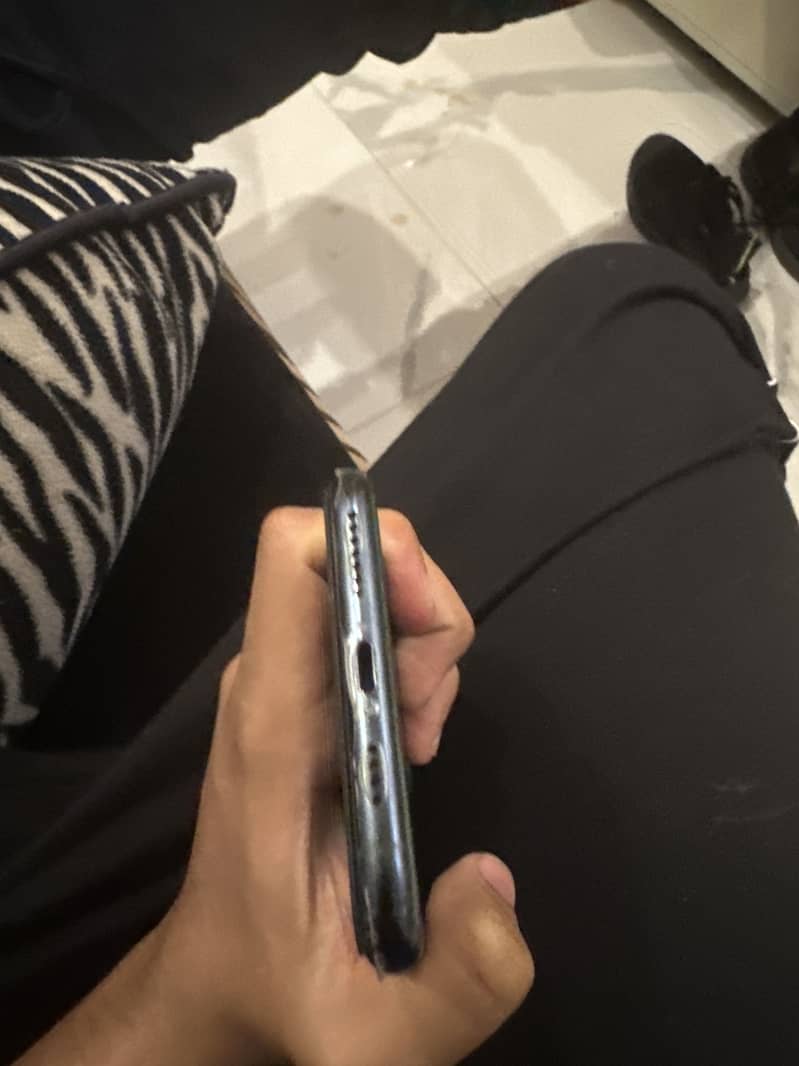 iPhone 11 Pro Max 64GB. PTA Approved 4