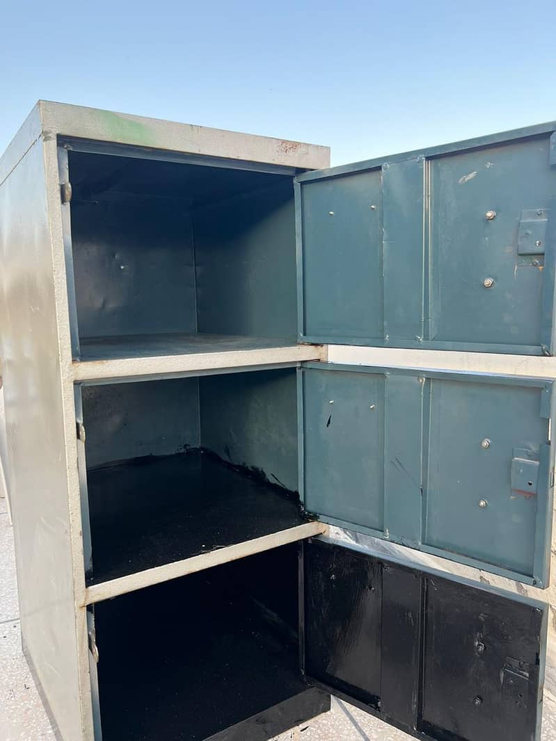 Locker 3-Drawers available for Immediate sale 2
