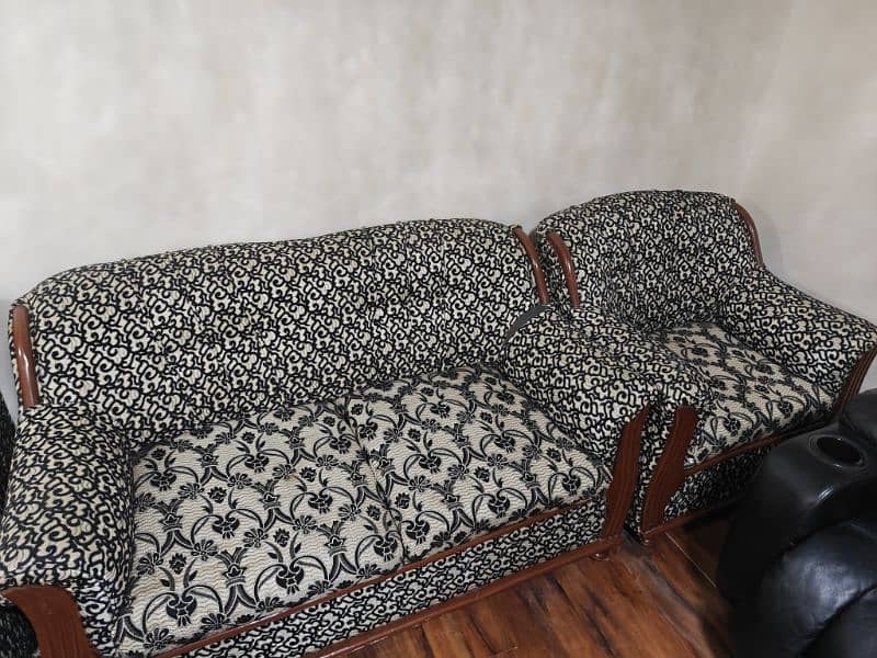 7 seater sofa set with table for sale 2