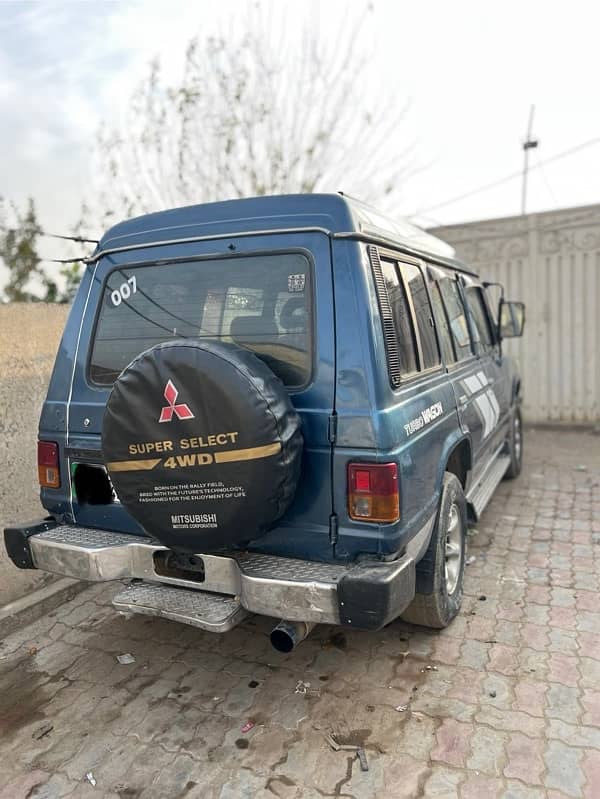 Mitsubishi Pajero 1989 3