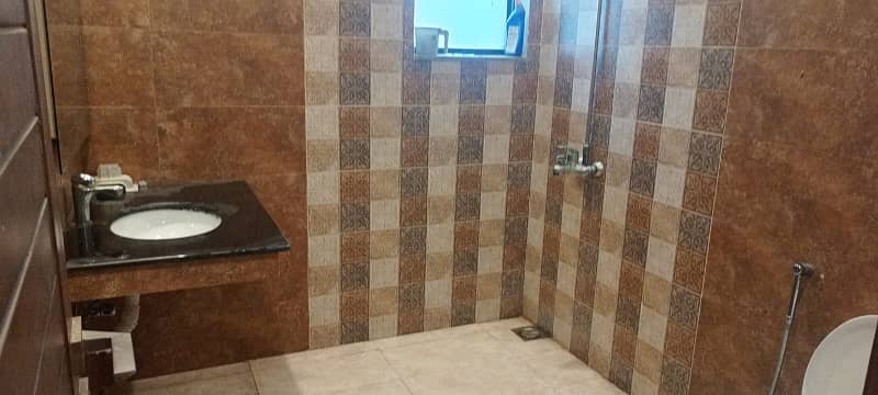 8 MARLA UPPER PORTION AVAILABLE FOR RENT IN DHA RAHBER 11 0