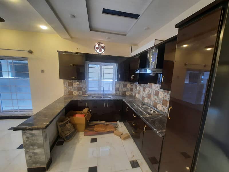 Upper portion for rent in GULSHAN abad near tu market filter and mosque 4