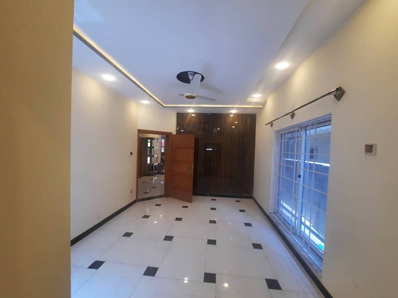Upper portion for rent in GULSHAN abad near tu market filter and mosque 6