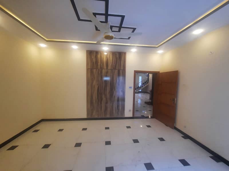 Upper portion for rent in GULSHAN abad near tu market filter and mosque 7