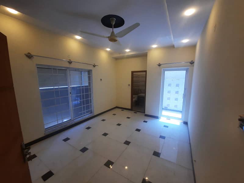 Upper portion for rent in GULSHAN abad near tu market filter and mosque 8