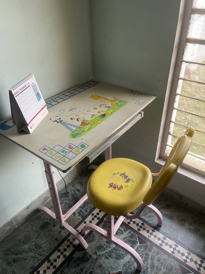 Kids Computer Table and chair 1