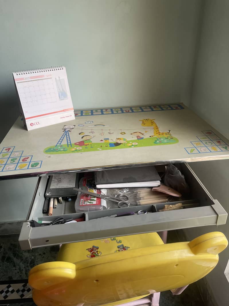 Kids Computer Table and chair 3