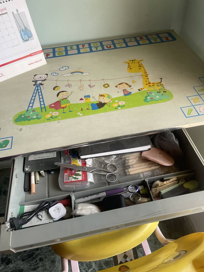 Kids Computer Table and chair 4