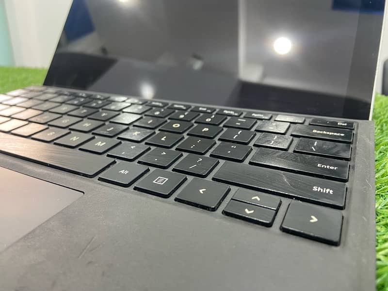Surface Pro 6 Core i5 Gen  8th 8gb ram 256gb ssd 4gb Intel grahics 5
