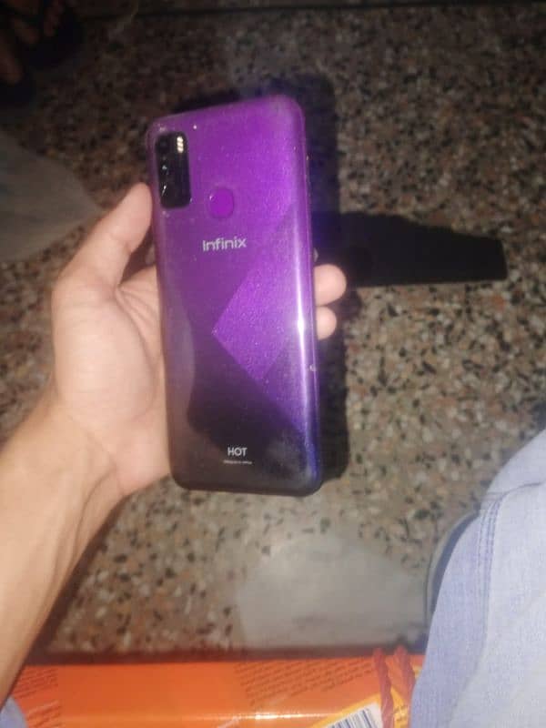 Infinix hot 9 play 3 /64 gb memory 4