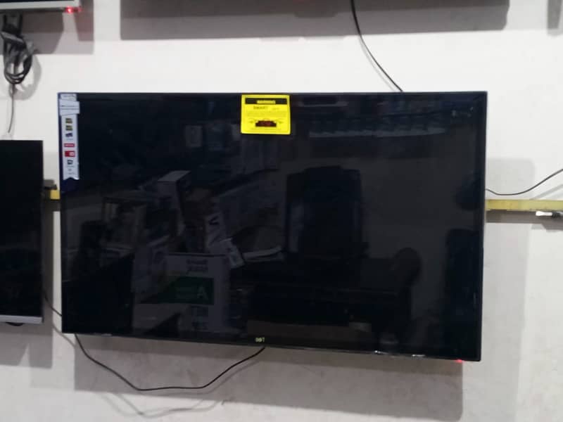 32 inch smart led tv with one year warranty uhd 8k model 03334804778 0