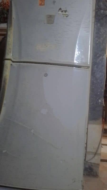 DAWLANCE MEDIUM REFRIGERATOR /compact ,stylish and durable 1