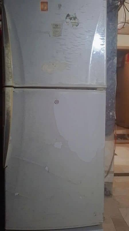 DAWLANCE MEDIUM REFRIGERATOR /compact ,stylish and durable 2