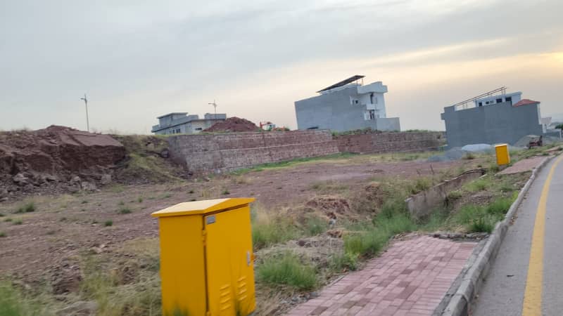 Breathtaking Margalla Hills Views 10 Marla Fully Heighted Plot for Sale 8