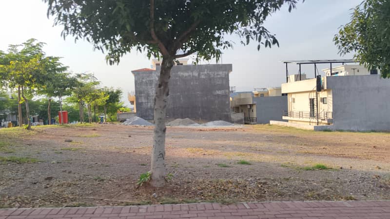 Rare Opportunity! 10 Marla Category Plot On Boulevard Solid &Amp; Ready 2